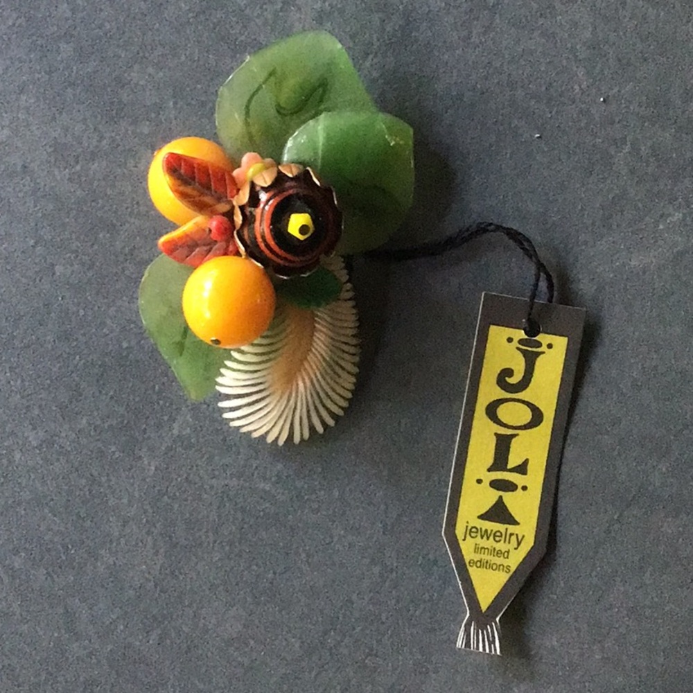 Joli Design Vintage Materials Brooch